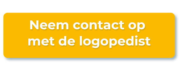 vanzelf weer over. Wat kun je doen bij een hyperventilatieaanval? De klachten nemen vaak af wanneer je je ademhaling vertraagd en je lichaam tot rust brengt. 1. Zoek een rustige plek Ga op een rustige plek zitten en probeer je schouders en nek te ontspannen. Alleen al een rustige houding aannemen kan helpen om spanning te verminderen. 2. Adem naar je buik Leg een hand op je buik. Adem rustig in door je neus en voel hoe je buik iets omhoogkomt. Adem daarna langzaam uit door licht getuite lippen, alsof je een kaars uitblaast. Een rustige buikademhaling helpt veel mensen om weer meer controle te krijgen over hun ademhaling. Oefen deze ademhalingsoefening ook eens op een rustig moment. Dan lukt het vaak makkelijker om hem toe te passen als je klachten ervaart. 3. Maak je uitademing langer Probeer bijvoorbeeld drie tellen in te ademen en vijf tot zes tellen uit te ademen. Een langere uitademing helpt je lichaam vaak om te ontspannen en geeft je zenuwstelsel het signaal dat het veilig is. Hoe helpt een logopedist bij hyperventilatie? Blijven de klachten terugkomen? Dan kan begeleiding helpen. Een logopedist kijkt samen met jou naar je ademhaling en helpt je om meer grip te krijgen op je klachten. Je leert onder andere: • signalen van spanning eerder herkennen; • een rustige buikademhaling gebruiken; • beter omgaan met stressmomenten; • spanning in nek, schouders en keel verminderen; • ademhaling en spreken beter op elkaar afstemmen. Hierdoor ervaar je meer rust, vertrouwen en controle over hun ademhaling. Wanneer is het verstandig om contact op te nemen met een huisarts? Twijfel je of je klachten door hyperventilatie komen? Of heb je voor het eerst ernstige klachten zoals pijn op de borst, aanhoudende benauwdheid of hartkloppingen? Neem dan contact op met je huisarts. Hulp bij hyperventilatie Blijf je last houden van hyperventilatie of merk je dat je ademhaling je onzeker maakt in het dagelijks leven? Onze logopedisten helpen je graag. Samen kijken we naar de oorzaak van je klachten en oefenen we met technieken die passen bij jouw situatie. Zo krijg je stap voor stap meer rust, vertrouwen en grip op je ademhaling. Neem contact op met de logopedist